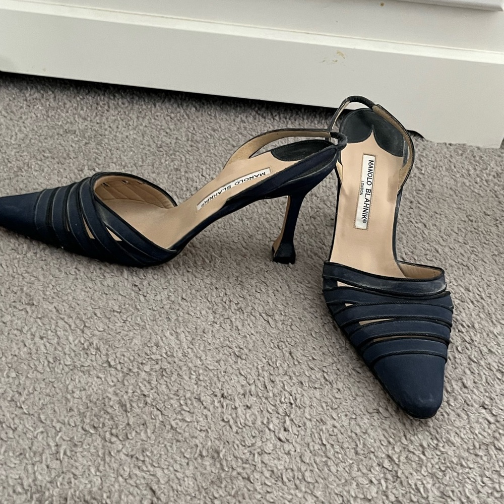 New Manolo Blahnik navy satin pumps